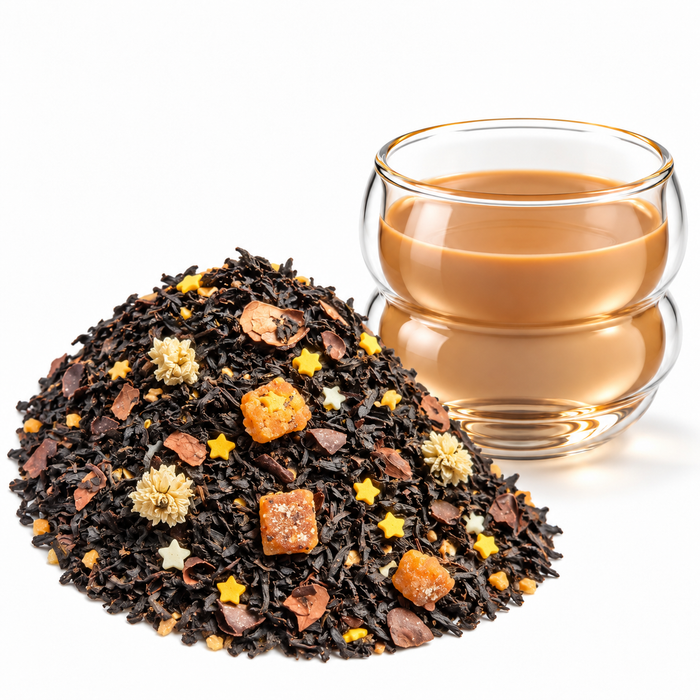 Té negro suelto con trozos de fruta y flores, junto a una taza de infusión ámbar en vaso transparente.