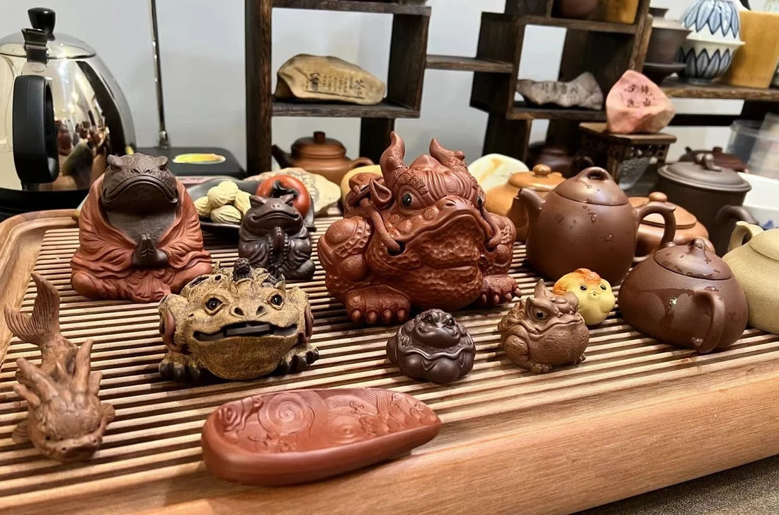 Las mascotas del té: tradición y simbolismo en la mesa de té