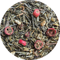 Té verde con bayas rojas y trozos pequeños de hierbas secas mezclados.