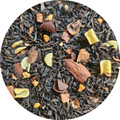 Mezcla de té negro con trozos de almendra, chocolate y cacao visible en primer plano.