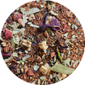 Mezcla de té Rooibos con pétalos secos, hojas verdes y trozos de frutas variadas.