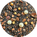 Mezcla de té negro con granos de café, pequeños trozos de caramelo y esferas blancas en primer plano.