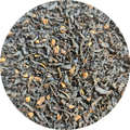 Hojas secas de té negro con trozos pequeños de canela en rama, mezcla aromática.