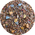 Mezcla de rooibos con trozos de chocolate y plátano deshidratado visible en infusión suelta.