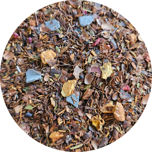 Mezcla de rooibos con trozos de chocolate y plátano deshidratado visible en infusión suelta.