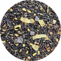 Hojas de té negro con trozos de chocolate y coco deshidratado visibles.