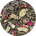 Mezcla de té verde con trozos de coco, almendras laminadas y pétalos de flores rosadas.