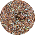 Infusión de rooibos con anís estrellado y hierbas secas en primer plano.