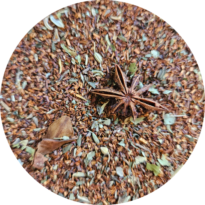 Infusión de rooibos con anís estrellado y hierbas secas en primer plano.