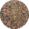 Mezcla de infusión con hojas verdes y fragmentos de flores secas en tonos púrpura y naranja.