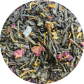 Hojas secas de té verde con flores secas rosas, naranjas y trozos de cáscara amarilla.