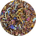 Mezcla de té rooibos con flores secas y trozos de frutas en tonos rojo, amarillo y azul.