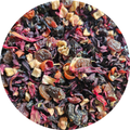 Mezcla colorida de frutas del bosque secas y flores para infusión en primer plano.