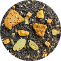 Mezcla de té negro con trozos de galleta, cubitos de caramelo y pétalos naranja y amarillo.