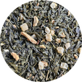 Hojas secas de té verde con trozos pequeños de raíz de ginseng y pedazos claros de raíz.