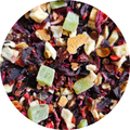 Mezcla colorida de infusión con trozos secos de kiwi verde y fresa, pétalos rojos y cáscaras de cítricos.