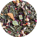 Mezcla de té verde con trozos de kiwi deshidratado, fresas, pétalos morados y trozos de cáscara naranja visible.