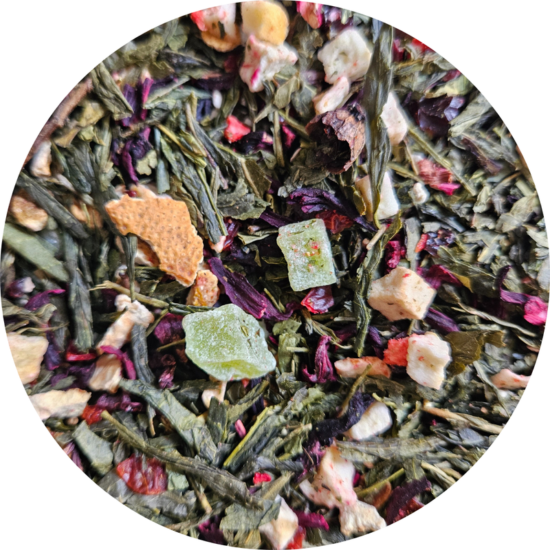 Mezcla de té verde con trozos de kiwi deshidratado, fresas, pétalos morados y trozos de cáscara naranja visible.