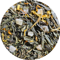 Mezcla de té verde con hojas secas, pétalos amarillos y cristales blancos de limón.