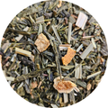 Mezcla de té verde con trozos de limón y jengibre secos en hoja suelta, colores verde y naranja.