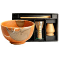 Set para matcha Kisoji con cuenco cerámico marrón y beige, batidor de bambú y cuchara wooden en caja negra.