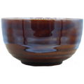 Tazón chawan de cerámica japonesa en tono rojo marrón con acabado vidriado brillante.