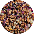 Mezcla de infusión Melocotón Rojo con trozos de fruta seca y pétalos morados, textura variada.
