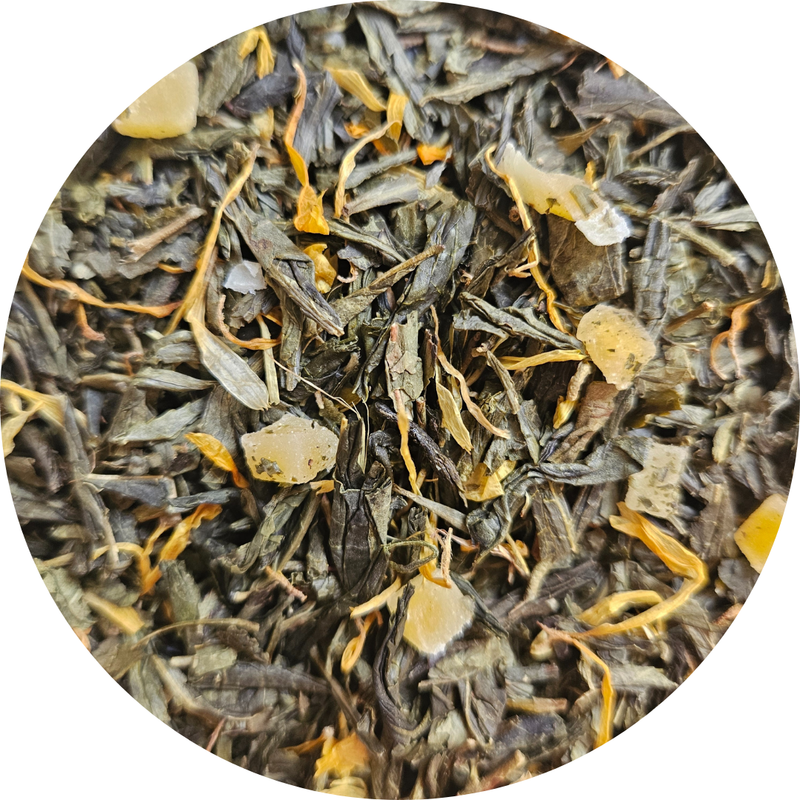 Mezcla de té verde con pedazos pequeños de melón y flores secas en tonos verdes, amarillos y beige.