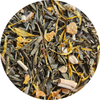 Mezcla de té verde Mojito con trozos de hierbas, flores amarillas y pequeños cubos marrones.