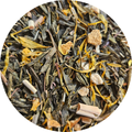 Mezcla de té verde Mojito con trozos de hierbas, flores amarillas y pequeños cubos marrones.