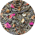 Hojas secas de té verde con pétalos rosas y trozos pequeños de naranja seca.
