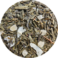Hojas de té verde con trozos de piña deshidratada y partículas naturales en mezcla diurética.
