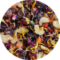Mezcla colorida de frutas secas y pétalos de flores para infusión de plátano y fresa.