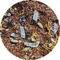 Mezcla de rooibos con trozos de calabaza, especias y pétalos de flores amarillas y verdes.