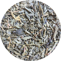 Hojas secas de té verde Sencha en tonos verdes y marrones, trozos finos y alargados.