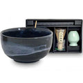 Set para matcha Izayoi incluye taza cerámica negra mate con efecto degradado y accesorios en caja negra.
