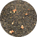 Té verde con flores de jazmín secas en fondo blanco, aromático y natural.