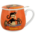 Taza naranja con asa blanca, ilustración de mujer con gatos negros y atigrados, tapa y filtro incluidos.