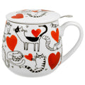 Taza blanca de cerámica con dibujos de gatos y corazones rojos, incluye tapa y filtro metálico.