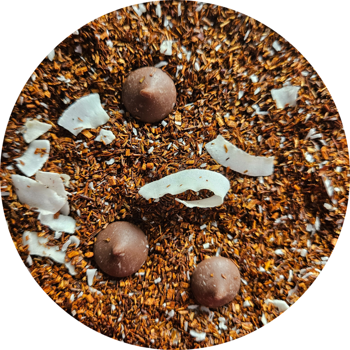 Mezcla de rooibos con trozos de coco blanco y pequeñas esferas de chocolate oscuro.