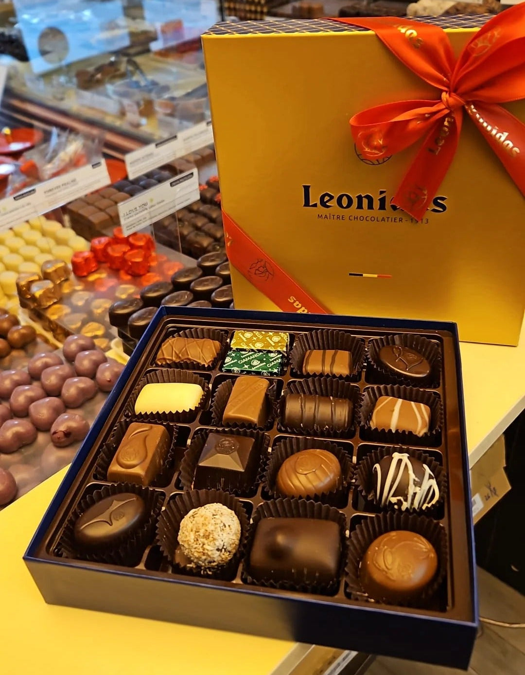 Caja tapa dorada 17 bombones aprox