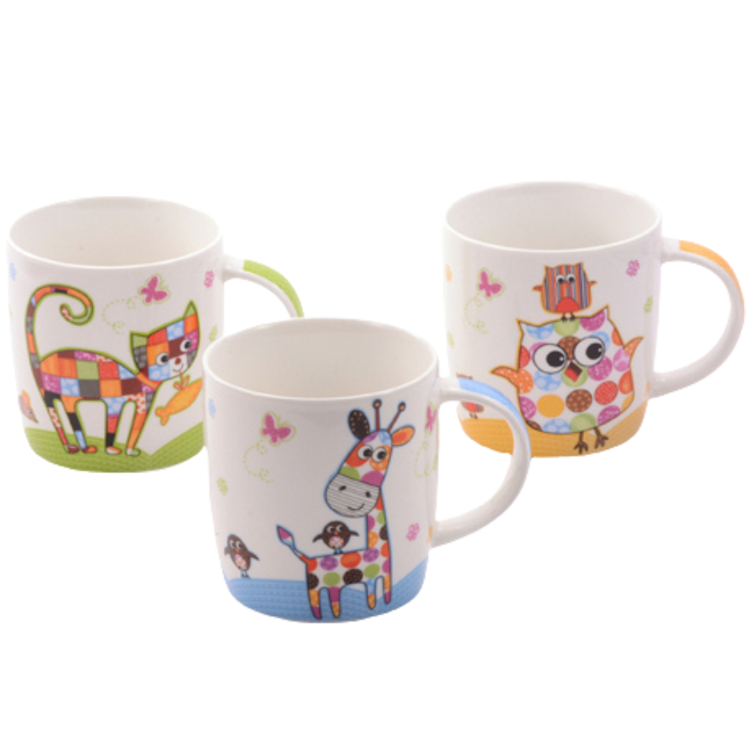 Tazas blancas con asa, decoradas con ilustraciones coloridas de gato, jirafa y búho.