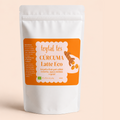 Bolsa blanca con etiqueta naranja de cúrcuma latte ecológico en polvo, 100 g, diseño con ilustración de cúrcuma y texto.