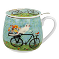 Taza cerámica con tapa y filtro, diseño de gato blanco en bicicleta sobre fondo azul y campo floral.