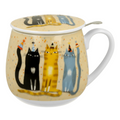 Taza beige con diseño de tres gatos color negro, amarillo y azul con gorros de cumpleaños, tapa blanca y filtro metálico.