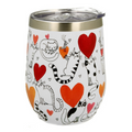 Vaso térmico blanco con tapas plateadas, estampado de gatos y corazones rojos y naranjas.