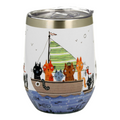 Vaso térmico blanco con ilustración de gatos coloridos en un barco sobre agua azul con peces.