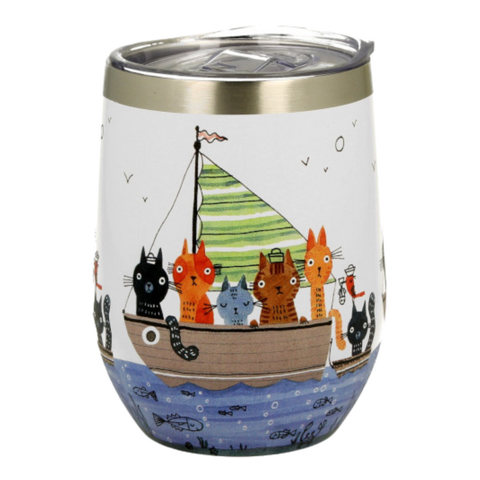 Vaso térmico blanco con ilustración de gatos coloridos en un barco sobre agua azul con peces.